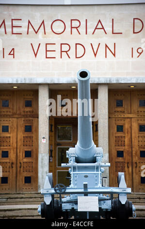 Ein Französisch De Bange 155mm lange Kanone Mle. 1877 am Eingang der Gedenkstätte von Verdun. Stockfoto