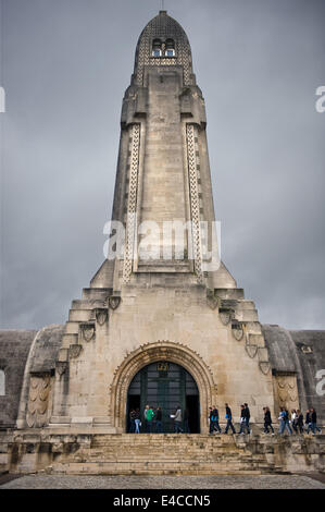 Eine Schule besuchen das Beinhaus von Douaumont ein Denkmal mit den sterblichen Überresten des in der Schlacht von Verdun Gefallenen Soldaten Stockfoto