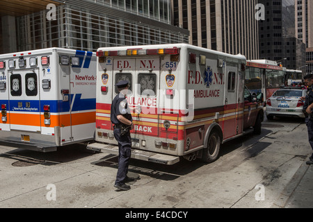 Eine New York City Fire Department Bureau des EMS-Ambulanz ist im New Yorker Stadtteil Manhattan, NY abgebildet. Stockfoto