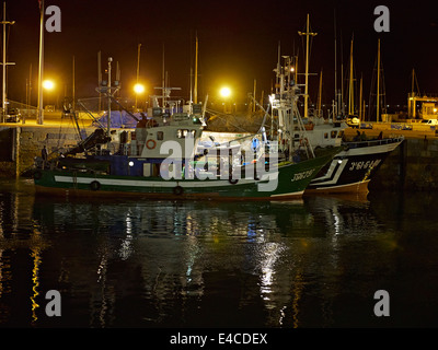 Getaria, Gipuzkoa, Baskisches Land, Spanien. Die geschäftigen kommerziellen Fischerhafen. Fischereifahrzeuge vorbereiten, Hafen in der Nacht zu verlassen. Stockfoto