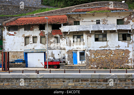 Getaria, Gipuzkoa, Baskisches Land, Spanien. Lager in der geschäftigen Fischereihafen bröckelt. Stockfoto