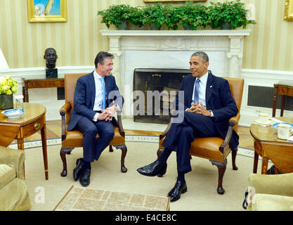 Washington, DC, USA. 8. Juli 2014. U.S. President Barack Obama (R) trifft sich mit NATO-Generalsekretär Anders Fogh Rasmu im Oval Office des weißen Hauses in Washington, DC, USA, 8. Juli 2014. Bildnachweis: Yin Bogu/Xinhua/Alamy Live-Nachrichten Stockfoto