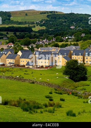 Neue Wohnsiedlung bebaut Landschaft am Stadtrand von Buxton im Peak District Derbyshire England UK mit Schafen in Bereichen Stockfoto