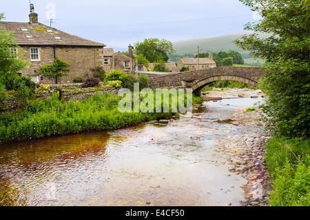 Blick auf eine steinerne Brücke in einer Kleinstadt in Yorkshire Stockfoto