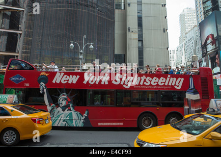 Ein New York Sightseeing-Bus ist im New Yorker Stadtteil Manhattan, NY abgebildet. Stockfoto