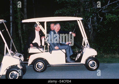 Vereinigte Staaten Staatssekretär James A. Baker III, Zentrum und Außenminister Eduard Shevardnadze von der Union der Sozialistischen Sowjetrepubliken, rechts, fahren in einem Golfwagen, Anschluss an das Gipfeltreffen zwischen Präsident Mikhail Gorbachev der UdSSR und US-Präsident George H.W. Bush in Camp David, der Presidential Retreat in der Nähe von Thurmont, Maryland am 2. Juni 1990. Auf der linken Seite ist ein Unbekannter Interpret. Schewardnadse verstorben am 7. Juli 2014 im Alter von 86 Jahren. Bildnachweis: Ron Sachs/CNP Stockfoto