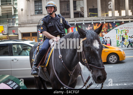 Abgebildet ist ein NYPD Offizier zu Pferd im New Yorker Stadtteil Manhattan, NY Stockfoto