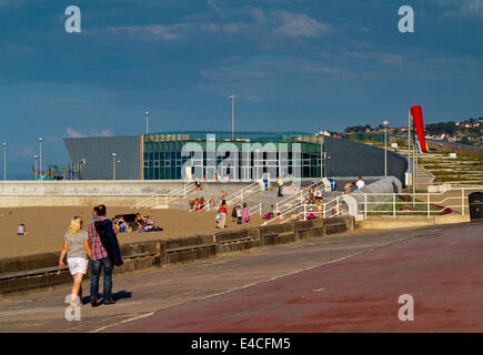 Der Strand von Colwyn Bay in Conwy North Wales UK Blickrichtung Porth Eirias Wassersport-Zentrum, das im Jahr 2013 eröffnet Stockfoto