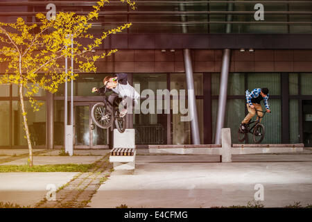 Zwei BMX-Biker Stunts ausführen, auf dem Bürgersteig Stockfoto