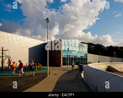 Moderne Bäderarchitektur in Porth Eirias ein Wassersport-Zentrum in Colwyn Bay Conwy North Wales UK im Jahr 2013 eröffnet Stockfoto