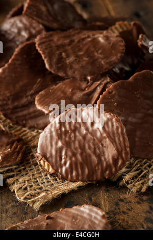 Hausgemachte Schokolade bedeckt Kartoffelchips auf einem Hintergrund Stockfoto