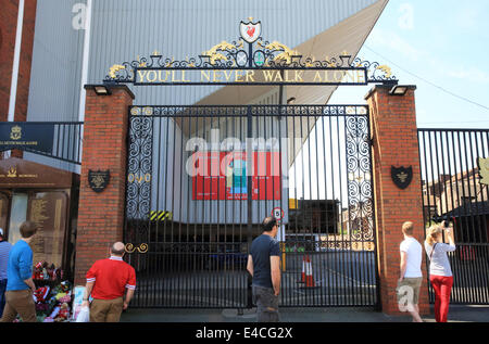 Die berühmten schmiedeeisernen Bill Shankly Gates in Liverpool Football Club an der Anfield Road Erden. Stockfoto