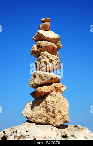 Ausgewogene Felsen in einem Zen-artiges arrangement Stockfoto