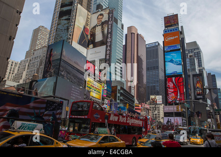 Times Square ist im New Yorker Stadtteil Manhattan, NY abgebildet. Stockfoto