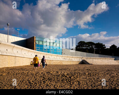 Der Strand von Colwyn Bay in Conwy North Wales UK Blickrichtung Porth Eirias Wassersport-Zentrum, das im Jahr 2013 eröffnet Stockfoto