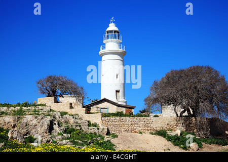 Der Blick auf das Mittelmeer bei Paphos, Zypern, Paphos-Leuchtturm wurde 1888 erbaut und steht 20 Meter hoch Stockfoto