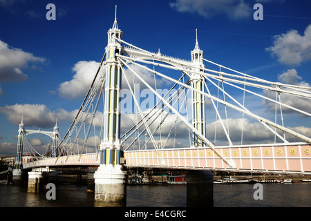 Albert Bridge über die Themse, die Verbindung von Chelsea, Battersea, London, England, UK Stockfoto