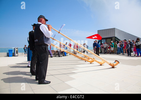 PILATUS - Juli 13: Nicht identifizierte Personen, die traditionelle Schweizer Musik mit alphörner am 13. Juli 2013 Auf dem Gipfel des Pilatus, der Schweiz. Alphorn ist traditionelle Musik Instrument der Schweiz. Stockfoto