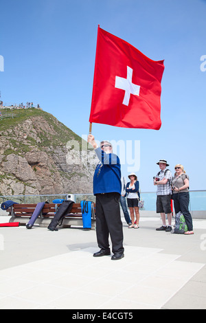 PILATUS - Juli 13: unbekannter Mann zeigt traditionelle Schweizer 'werfen' am 13. Juli 2013 Auf dem Gipfel des Pilatus, der Schweiz. Flagge twirling ist eine der ältesten Schweizer Sport. Stockfoto
