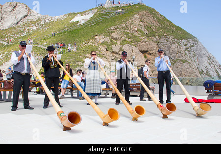 PILATUS - Juli 13: Nicht identifizierte Personen, die traditionelle Schweizer Musik mit alphörner am 13. Juli 2013 Auf dem Gipfel des Pilatus, der Schweiz. Alphorn ist traditionelle Musik Instrument der Schweiz. Stockfoto