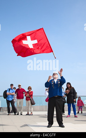 PILATUS - Juli 13: unbekannter Mann zeigt traditionelle Schweizer 'werfen' am 13. Juli 2013 Auf dem Gipfel des Pilatus, der Schweiz. Flagge twirling ist eine der ältesten Schweizer Sport. Stockfoto