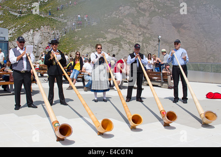 PILATUS - Juli 13: Nicht identifizierte Personen, die traditionelle Schweizer Musik mit alphörner am 13. Juli 2013 Auf dem Gipfel des Pilatus, der Schweiz. Alphorn ist traditionelle Musik Instrument der Schweiz. Stockfoto