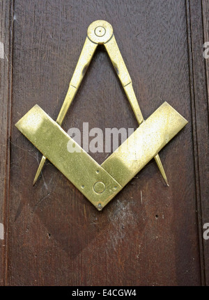 Freimaurer-Symbol an der Tür der Hütte in Langport, Somerset, England Stockfoto