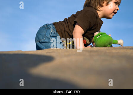 Drei Jahre alter Junge auf Spielplatz im Waterfront Park in Louisville Kentucky spielen Stockfoto