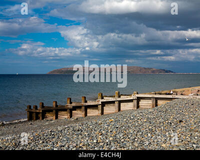 Blick über das Meer in Richtung der Great Orme und Llandudno vom Strand bei Penmaenmawr auf der Küste von Nordwales Conwy UK Stockfoto