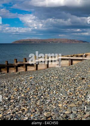 Blick über das Meer in Richtung der Great Orme und Llandudno vom Strand bei Penmaenmawr auf der Küste von Nordwales Conwy UK Stockfoto