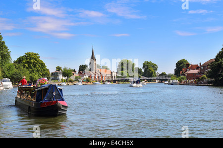 Die Themse bei Marlow mit Narrowboat und Vergnügen Fertigkeit Stockfoto