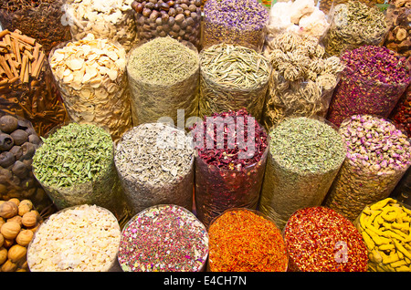 Bunte Gewürze auf den traditionellen arabischen Souk (Markt) in Dubai Stockfoto