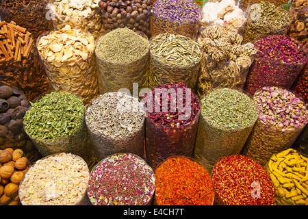 Bunte Gewürze auf den traditionellen arabischen Souk (Markt) in Dubai Stockfoto