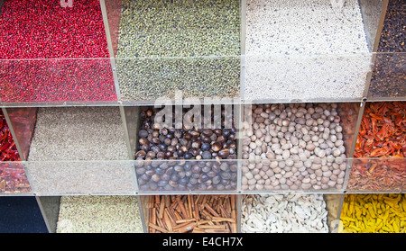 Bunte Gewürze auf den traditionellen arabischen Souk (Markt) in Dubai Stockfoto