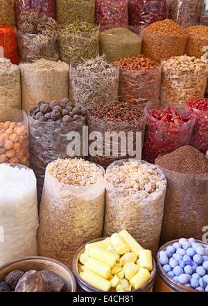 Bunte Gewürze auf den traditionellen arabischen Souk (Markt) in Dubai Stockfoto