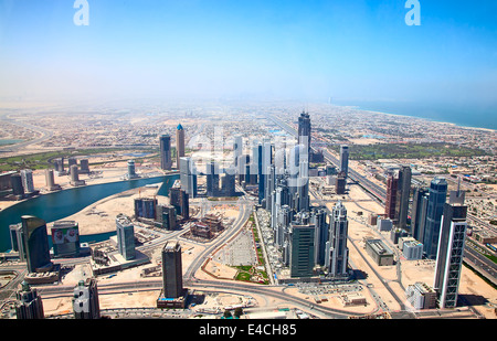 DUBAI, VAE - 27. April: Downtown Burj Dubai April 27, 2014 in Dubai, Vereinigte Arabische Emirate. Dubai ist die größte Stadt der VEREINIGTEN ARABISCHEN EMIRATE und eines der wichtigsten Finanzzentren der Nahen Osten Wirtschaft Stockfoto