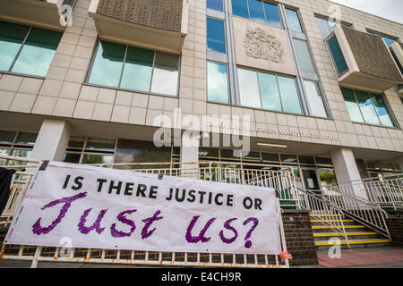 London, UK. 8. Juli 2014. Protest gegen Polizeigewalt in Camberwell Green Magistrates Court in London Credit: Guy Corbishley/Alamy Live News Stockfoto