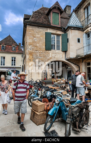 Brocante und alte Motorräder am Marktplatz der englischen Bastide Stadt Beaumont-du-Perigord, Périgord, Dordogne, Frankreich Stockfoto