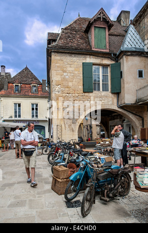 Brocante und alte Motorräder am Marktplatz der englischen Bastide Stadt Beaumont-du-Perigord, Périgord, Dordogne, Frankreich Stockfoto