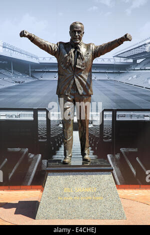 Die Bill Shankly-Statue vor der Kop, an der Anfield Road, Liverpool Fußball-Stadion, zum Jahresbeginn die Stadionführungen. Stockfoto