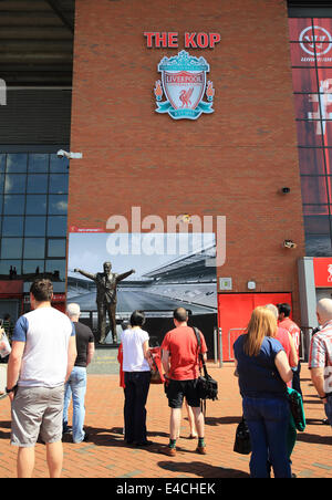 Die Bill Shankly-Statue vor der Kop, an der Anfield Road, Liverpool Fußball-Stadion, zum Jahresbeginn die Stadionführungen. Stockfoto