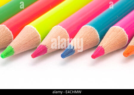 Helle Farbe Bleistifte auf weißem Papier hautnah Stockfoto