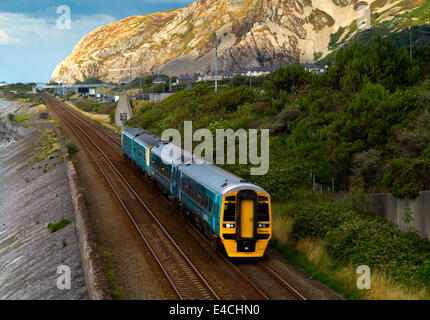 Die Bahnstrecke am Penmaenmawr in Conwy UK auf der North Wales Küste auf halbem Weg zwischen Llandudno und Bangor Stockfoto