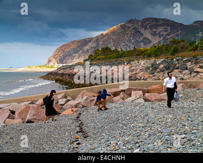 Jüdisch-orthodoxen Familie auf einen Urlaub am Meer bei Penmaenmawr auf der Küste von Nordwales wo die jüdische Gemeinde jährlich besuchen Stockfoto