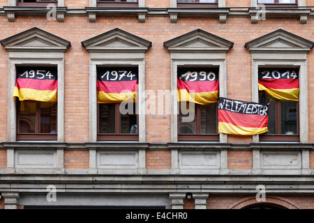 Deutschland Fußball-Weltmeister 1954 1974 1990 bis 2014; Fahnen mit den Jahreszahlen an den Fenstern eines deutschen Fan Stockfoto