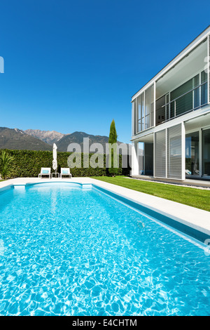 Moderne Villa mit Pool, Blick vom Garten Stockfoto