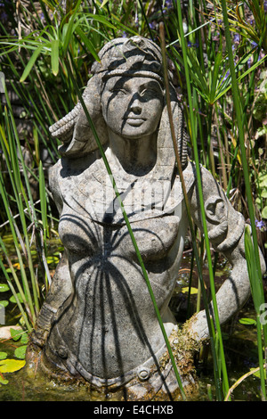 Cornwall. Roseland Halbinsel. St. Mawes. Lamorran Gärten. Cleopatra ägyptische Statue und Lily Pond. Stockfoto