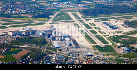 Zürich - 17. April: Die Flugzeuge verlassen den Flughafen Zürich am 17. April 2014 in Zürich, Schweiz. Der Flughafen Zürich ist Heimathafen für Swiss Air und eine der größten europäischen Hubs. Stockfoto