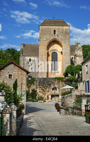 Das mittelalterliche Dorf Saint-Amand-de-Coly mit seiner romanischen Abtei Kirchenburg, Dordogne, Perigord, Frankreich Stockfoto