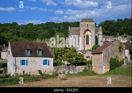 Das mittelalterliche Dorf Saint-Amand-de-Coly mit seiner romanischen Abtei Kirchenburg, Dordogne, Perigord, Frankreich Stockfoto